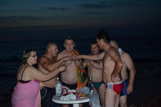 Стол и море.jpg